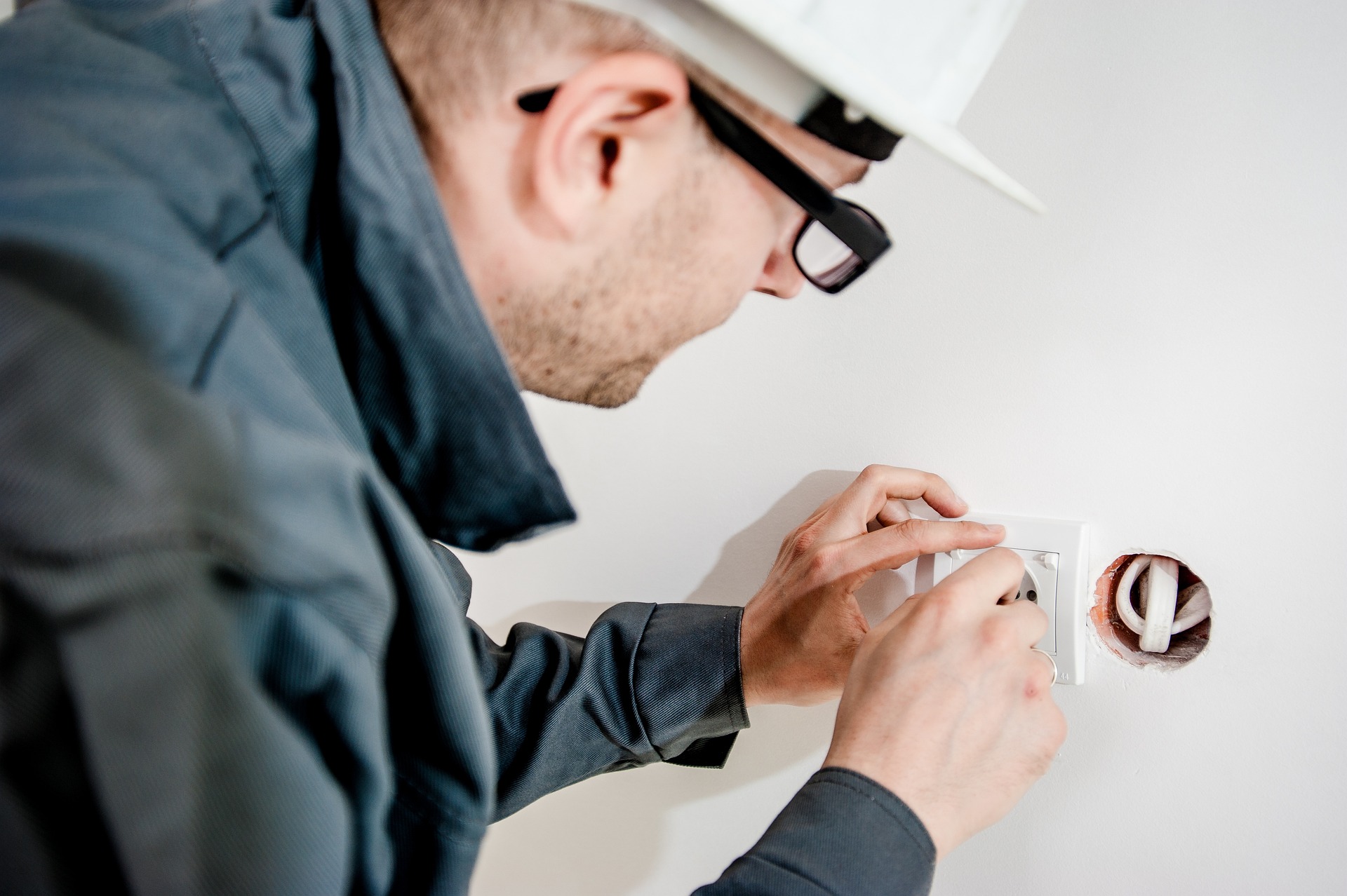 Don’t Wait for Disaster: Clear Signals Your Home Needs Professional Electrical Help